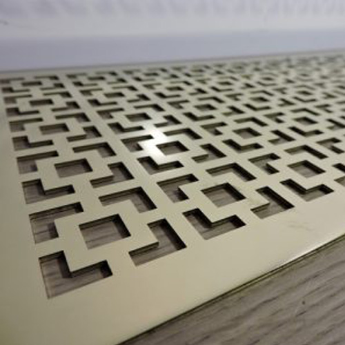 grille de sol de ventilation en laiton avec une découpe des formes carrés