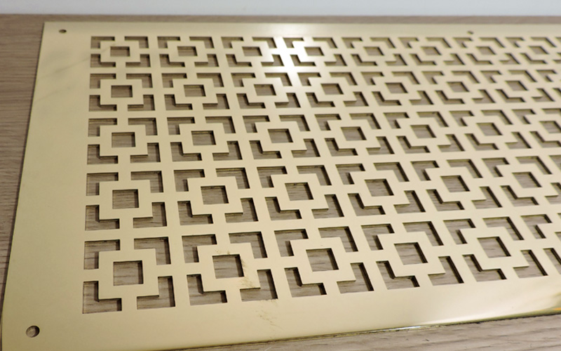grille de sol de ventilation en laiton avec une découpe en formes carrés